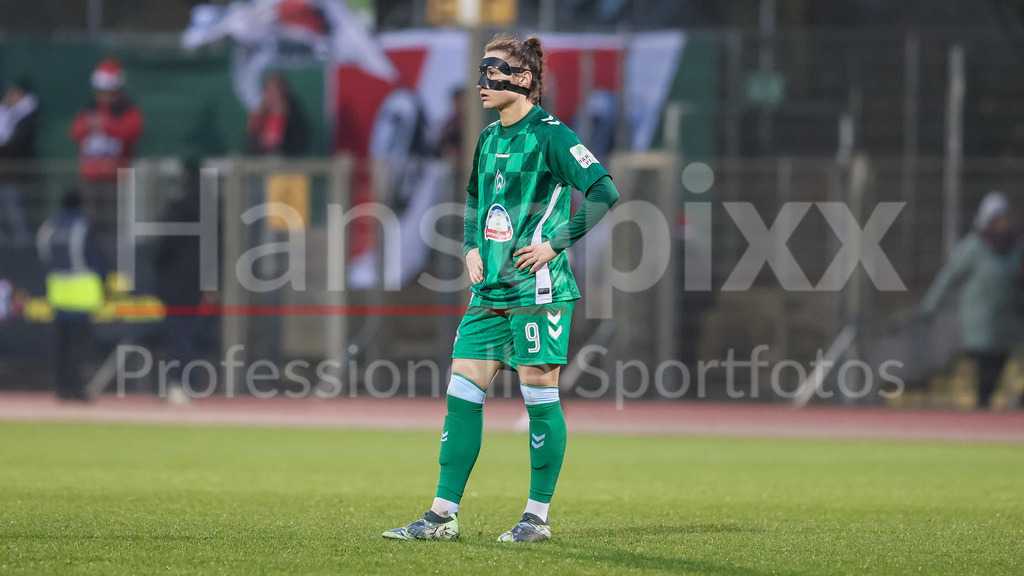 Fussball, Google Pixel Frauen-Bundesliga, SV Werder Bremen - SC Freiburg | v.li.: Sophie Weidauer (SV Werder Bremen, 9) enttäuscht über die Niederlage, Enttäuschung nach dem Schlusspfiff, Abpfiff, Highlight, Verlierer, verloren, Frustration, pessimistisch,, DIE DFB-RICHTLINIEN UNTERSAGEN JEGLICHE NUTZUNG VON FOTOS ALS SEQUENZBILDER UND/ODER VIDEOÄHNLICHE FOTOSTRECKEN. DFB REGULATIONS PROHIBIT ANY USE OF PHOTOGRAPHS AS IMAGE SEQUENCES AND/OR QUASI-VIDEO.