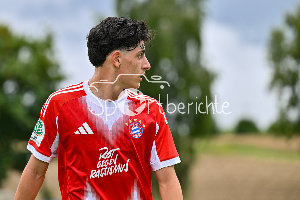 SSV Ulm 1846 Fussball U19 - FC Bayern München U19 | im Bild Deniz OFLI (FCB #3) / Einzelfoto / Freisteller / U19 DFB Nachwuchsliga: SSV Ulm 1846 Fussball - FC Bayern München, Hauptspielfeld Langenau am 02.08.2025
