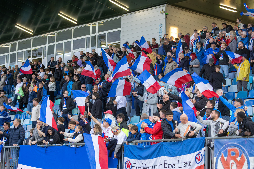 Fußball, Aufstiegsspiel zur Regionalliga Südwest, FK Pirmasens gegen VfR Mannheim | Fußball, Aufstiegsspiel zur Regionalliga Südwest, FK Pirmasens gegen VfR Mannheim***Die mitgereisten Fans des VfR feiern nach dem Schlusspfiff den Aufstieg in die Regionalliga - Realisiert mit Pictrs.com