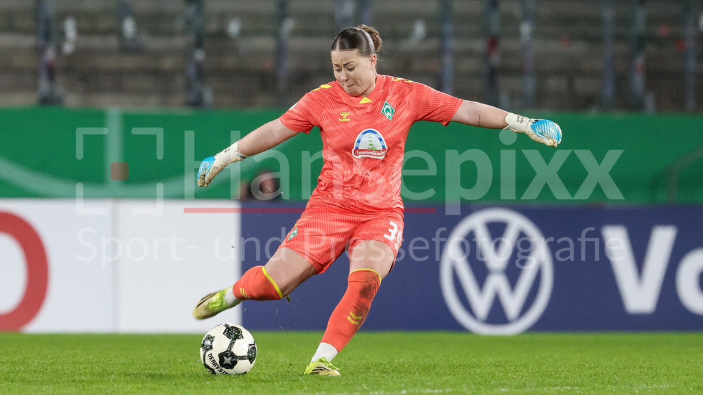 Fussball, DFB-Pokal Frauen, SGS Essen - SV Werder Bremen | Mariella El Sherif (Torhüterin, Torwart, SV Werder Bremen, 39) am Ball, Freisteller, Einzelbild, Ganzkörper, Aktion, Action, Spielszene, DIE DFB-RICHTLINIEN UNTERSAGEN JEGLICHE NUTZUNG VON FOTOS ALS SEQUENZBILDER UND/ODER VIDEOÄHNLICHE FOTOSTRECKEN. DFB REGULATIONS PROHIBIT ANY USE OF PHOTOGRAPHS AS IMAGE SEQUENCES AND/OR QUASI-VIDEO.