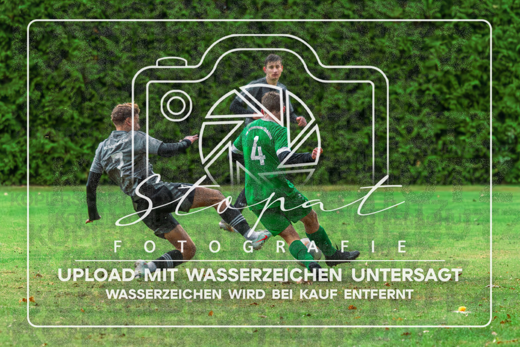 SGWFGFS-1086 | Maximilian Roehrs (SG Wintermoor/Schuelern #04) und Max Peters (FG Fulde-Stellichte #07) beim Herren Kreisliga HK Spiel zwischen SG Schulern/Wintermoor und FG Fulde-Stellichte im Stadion Wintermoor, Schneverdingen (Simon Paul Stopat) - Realisiert mit Pictrs.com