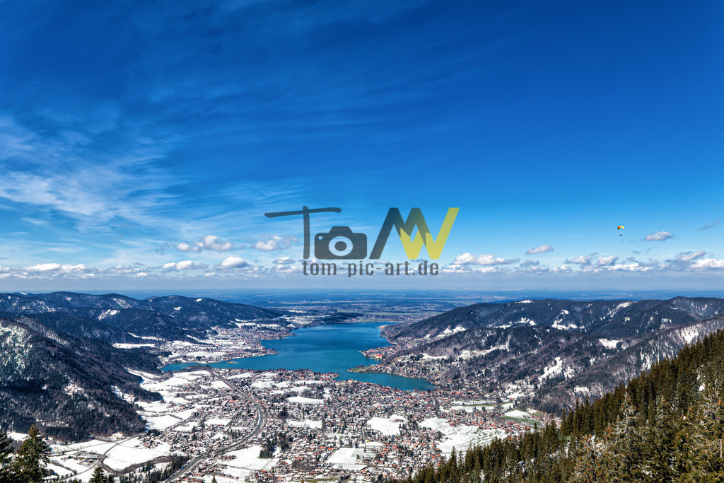 Der strahlend blaue Tegernsee im Winter----Perle der Alpen | Bekannte winterliche Ansicht des Tegernsee'sDas Bild zeigt den Tegernsee in Bayern, Deutschland.Der Tegernsee liegt etwa 50 Kilometer südlich von München in den Bayerischen Alpen. Er gilt als einer der saubersten Seen Bayerns, dank einer umfassenden Ringkanalisation, die in den 1960er Jahren eingerichtet wurde. Die Stadt Tegernsee liegt am Ostufer des Sees, zusammen mit anderen Gemeinden wie Gmund, Rottach-Egern, Kreuth und Bad Wiessee, die ebenfalls Anteil am Ufer haben. Der See ist ein beliebtes Ziel für Ausflüge und Urlaub, umgeben von Bergen wie dem Wallberg.  - Realisiert mit Pictrs.com