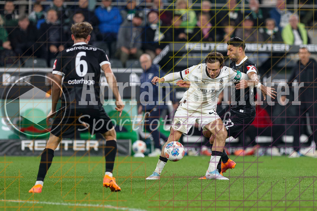 Borussia Mönchengladbach vs SC Freiburg - Bundesliga  | Mönchengladbach, Deutschland, 05.10.25:   Rocco Reitz (Borussia Mönchengladbach) und Vincenzo Grifo (SC Freiburg) im Kampf um den Ball waehrend des Spiels der Bundesliga zwischen Borussia Mönchengladbach vs SC Freiburg im Stadion im Borussia Park(Foto von Brauer-Fotoagentur / Adrian Schlueter)