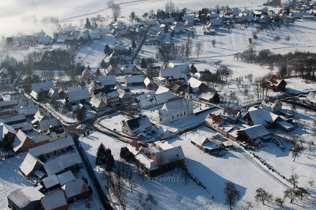 Vue aérienne: Églises enneigées au centre du village à Eberbach-Seltz dans le département Bas Rhin, France. Photo: IMG_36218.jpg prise le 02/01/2011 par Werner Riehm/FLY-FOTO.eu – Résolution de l'original: 4752 x 3168 px