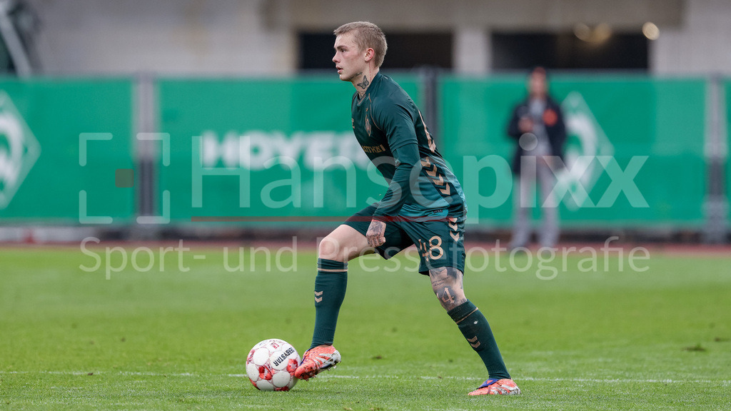 Fussball, Regionalliga Nord, SV Werder Bremen II - FSV Schöningen | Isak Hansen-Aaroen (Aaröen, SV Werder Bremen II, 48) am Ball, Freisteller, Einzelbild, Ganzkörper, Aktion, Action, Spielszene