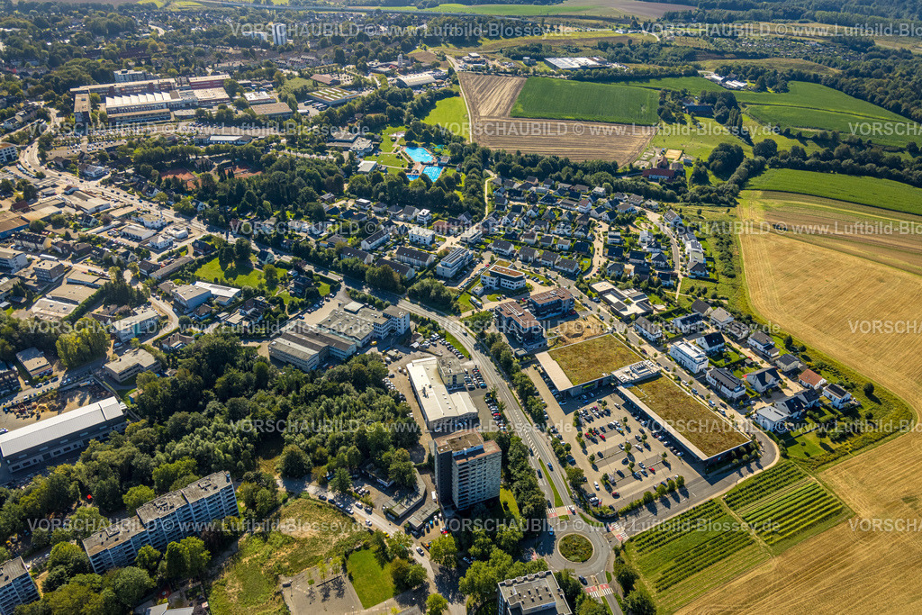Heiligenhaus240813107 | Luftbild,  Einkaufszentrum mit Supermarkt Rewe und Aldi, Wohngebiet Höseler Straße, hinten das Freibad und Hallenbad Heljensbad, Neubau Wohngebiet Inselsiedlung, Heiligenhaus, Ruhrgebiet, Nordrhein-Westfalen, Deutschland
