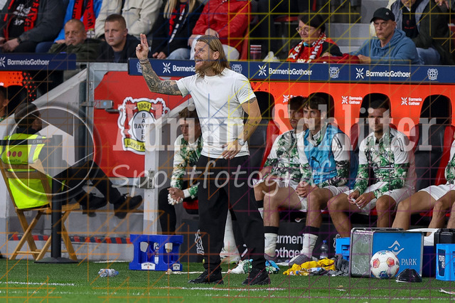 Bayer 04 Leverkusen vs Borussia Mönchengladbach - Bundesliga  | Leverkusen, Deutschland, 21.09.25:   Trainer Eugen Polanski (Borussia Mönchengladbach) gestikuliert, Gestik waehrend des Spiels der Bundesliga zwischen  Bayer 04 Leverkusen vs Borussia Mönchengladbach in der BayArena(Foto von Brauer-Fotoagentur / Adrian Schlueter)