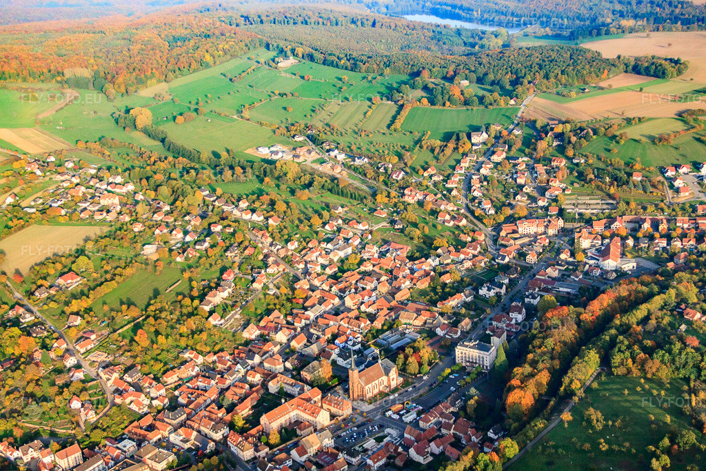 Vue aérienne: Vue de la ville depuis l'ouest à Niederbronn-les-Bains dans le département Bas Rhin, France.Photo: IMG_54153.jpg prise le 21/10/2012 par Werner Riehm/FLY-FOTO.euRésolution de l'original: 4752 x 3168 px