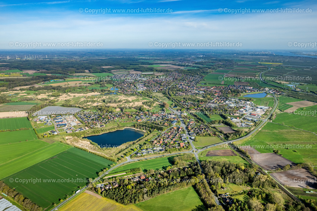 Horneburg_ELS_5035010523 | HORNEBURG 01.05.2023 Ortsansicht der Straßen und Häuser der Wohngebiete in Horneburg im Bundesland Niedersachsen, Deutschland. // Town View of the streets and houses of the residential areas in Horneburg in the state Lower Saxony, Germany. Foto: Martin Elsen