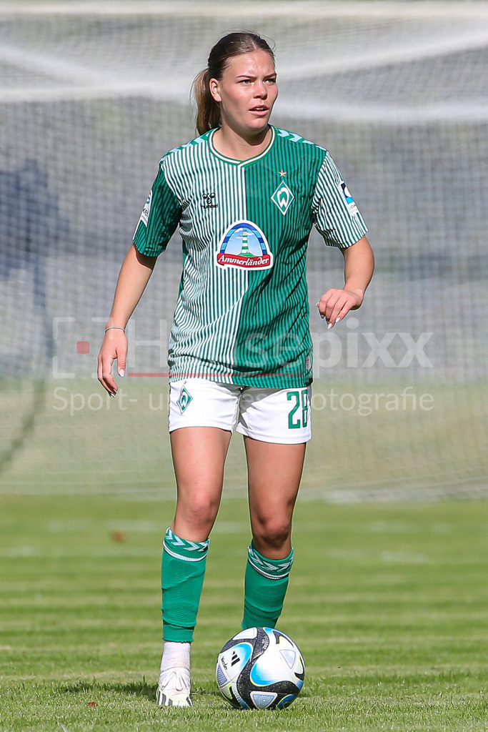 Fussball, Testspiel Frauen, Hamburger SV - SV Werder Bremen | v.li.: Juliane Wirtz (SV Werder Bremen, 28) Freisteller, Einzelbild, Ganzkörper, Aktion, Action, Spielszene
