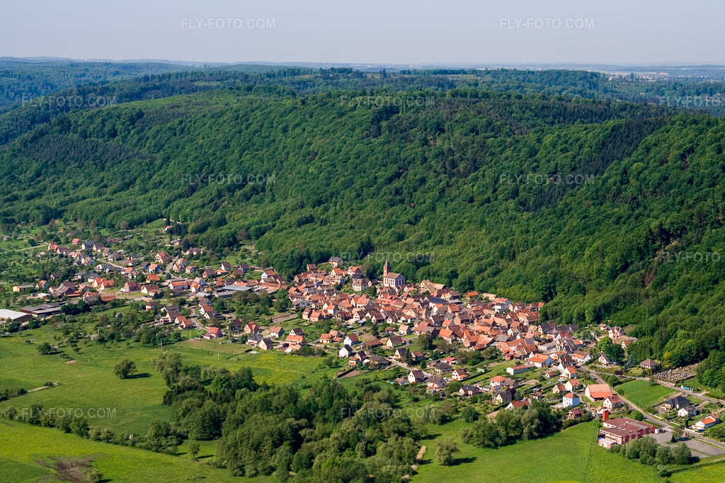 Aerial view: Agricultural fields and arable land in Ernolsheim-lès-Saverne in the state Bas-Rhin, France. – Photo: IMG_10885.jpg taken on 05/12/2008 by Werner Riehm/FLY-FOTO.com – Resolution of the original: 3228 x 2151 px