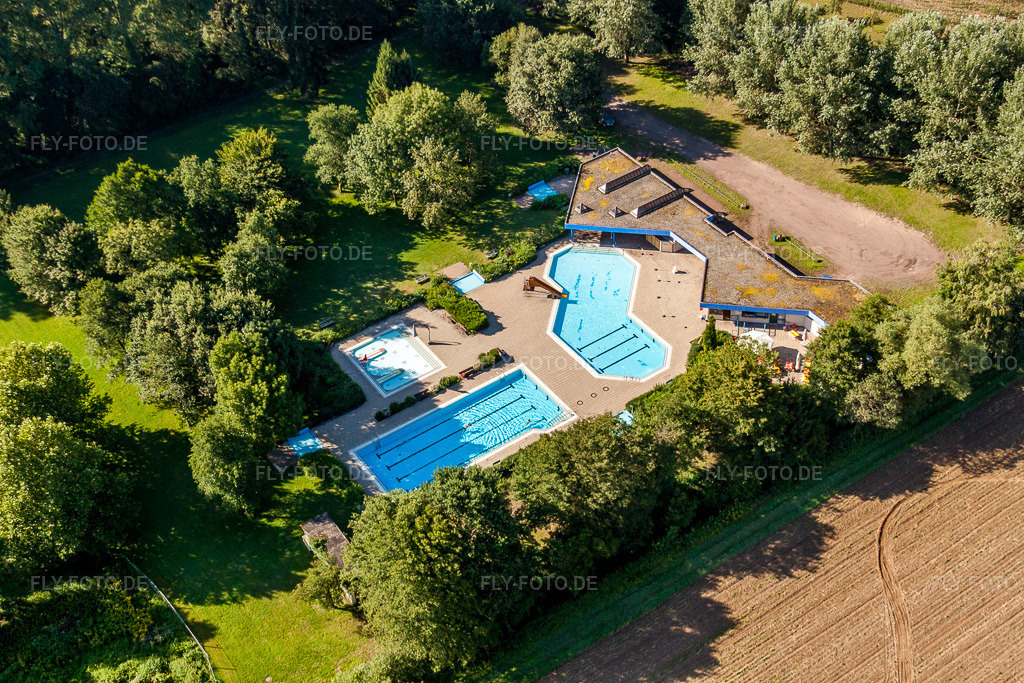 Luftbild: Schwimmbecken des Freibades Waldfreibad in Steinfeld im Bundesland Rheinland-Pfalz in Deutschland. Foto: IMG_31133.jpg vom 07.08.2010 durch Werner Riehm/FLY-FOTO.de