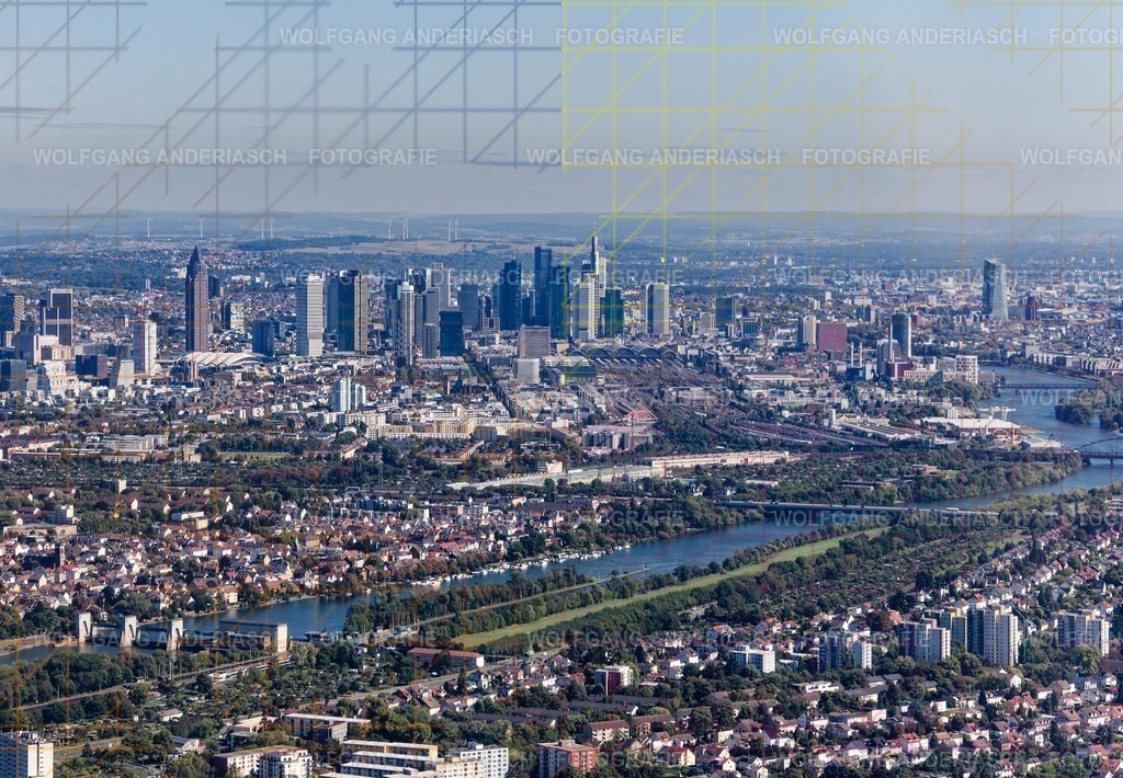 R3B_0191_wa_fra_fra_skyline_wa_finish | Die Frankfurter Skyline erhebt sich kraftvoll aus der Stadt und erzählt von Dynamik, Vision und urbanem Leben. Aus der Vogelperspektive verschmelzen Architektur, Licht und Struktur zu einem Moment voller Energie und Klarheit. Frankfurt zeigt sich hier als pulsierendes Zentrum zwischen Ruhe und Bewegung – modern, stark und zeitlos.
Aufgenommen über Frankfurt am Main. - Realisiert mit Pictrs.com