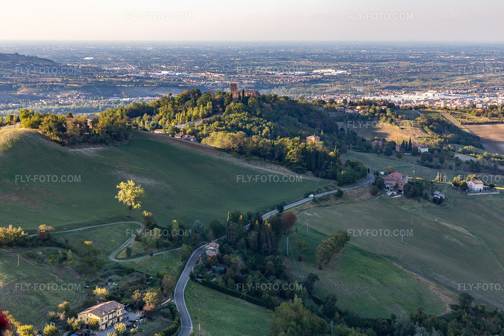Aerial view: Montegibbio Castle Castello di Montegibbio in Sassuolo in the state Modena, Italy. – Photo: IMG_134649.jpg taken on 09/19/2022 by Werner Riehm/FLY-FOTO.com – Resolution of the original: 5152 x 3435 px – Castello Di Montegibbio