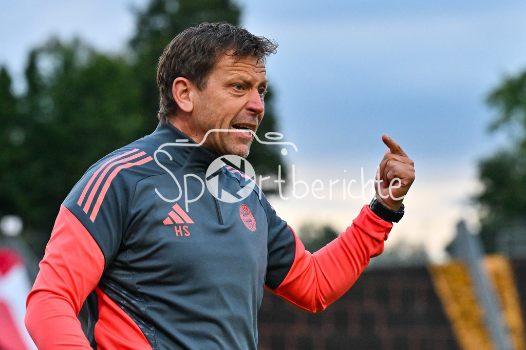 FC Augsburg II - FC Bayern Amateure | im Bild Holger SEITZ Cheftrainer FC Bayern München II / Einzelfoto / Freisteller / Regionalliga Bayern: FC Augsburg II - FC Bayern Muenchen II, Rosenaustadion am 25.07.2025