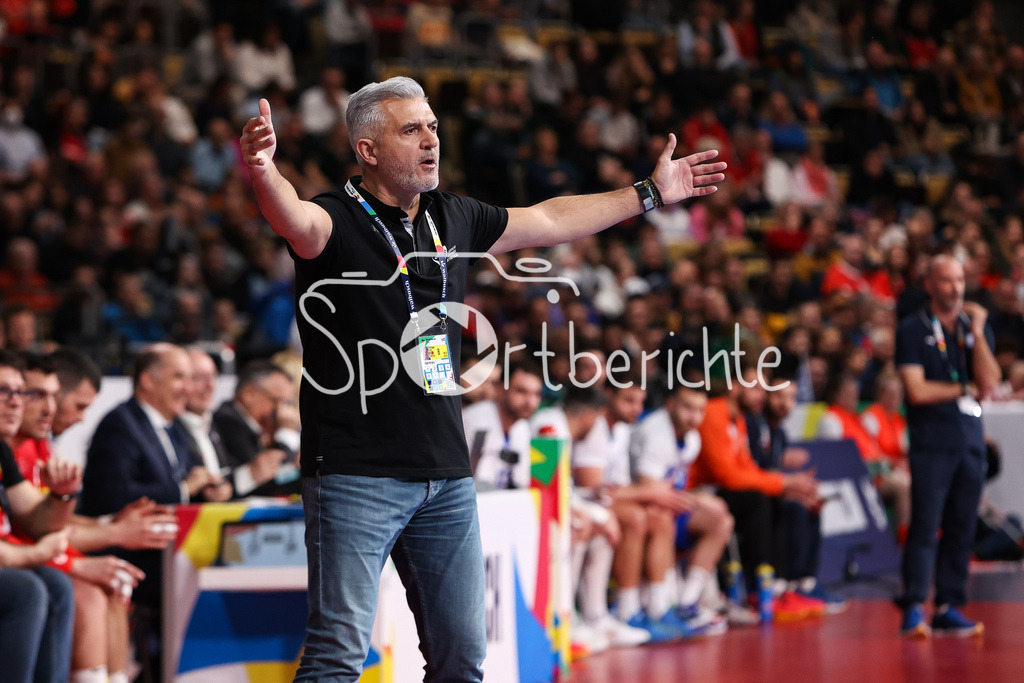 Portugal - Griechenland | Portugal Trainer Paulo PEREIRA in Aktion / Freisteller / Einzelfoto