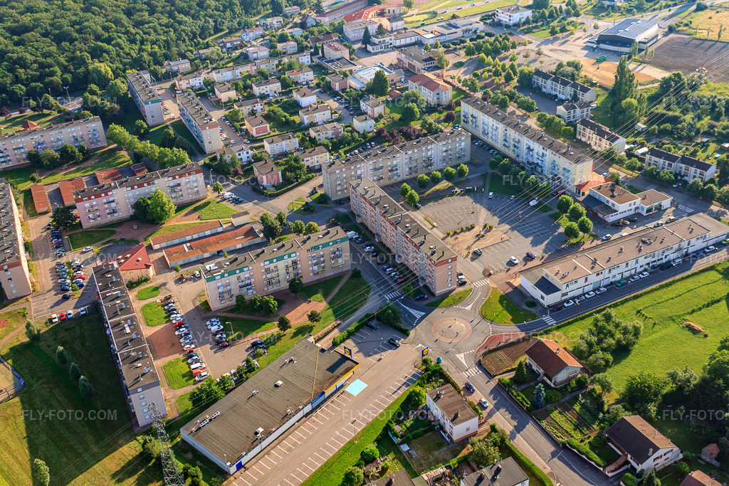 Aerial view: Pl. de la République in Guénange in the state Moselle, France. – Photo: IMG_29549.jpg taken on 06/27/2010 by Werner Riehm/FLY-FOTO.com – Resolution of the original: 4752 x 3168 px