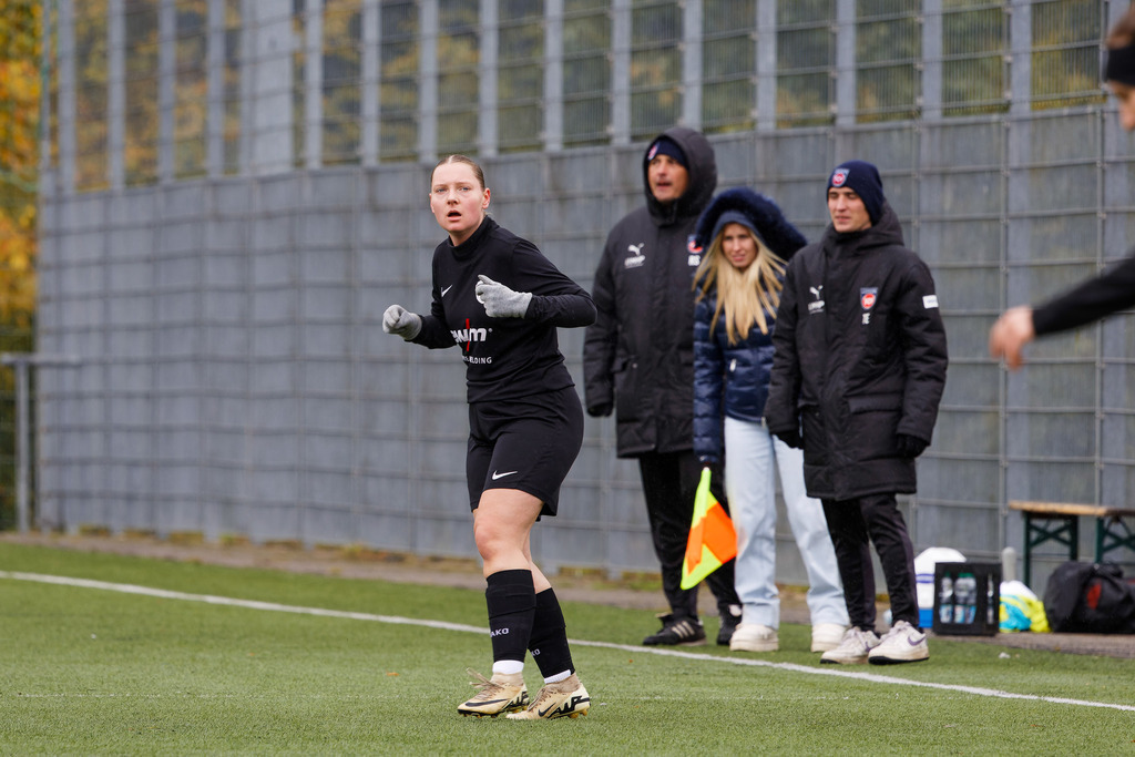 FCHHOH_251005_9453 | 1.FC Heidenheim 1846 II vs. SGM Hohenmemmingen/Sontheim, Fußball, Frauen, Bezirksliga, 2025/2026, 4. Spieltag, 05.10.2025 in Heidenheim, Kunstrasen b. Voith-Arena West(Foto: Michael Bulling) - Realisiert mit Pictrs.com