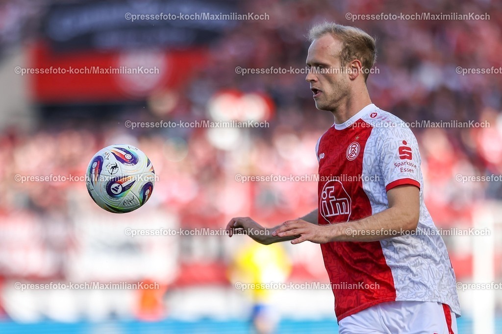 xKWIx26042601029 | 2026.04.26, xkwix, Fußball, 3.Liga, Rot-Weiss Essen - 1. FC Saarbrücken, Stadion an der Hafenstraße, 35.Spieltag, Saison 2025 / 2026: Lucas Brumme (Rot-Weiss Essen #14) DFB regulations prohibit any use of photographs as image sequences and or quasi-video. Photo: xKamilxWilkowskixPressefotoKochx