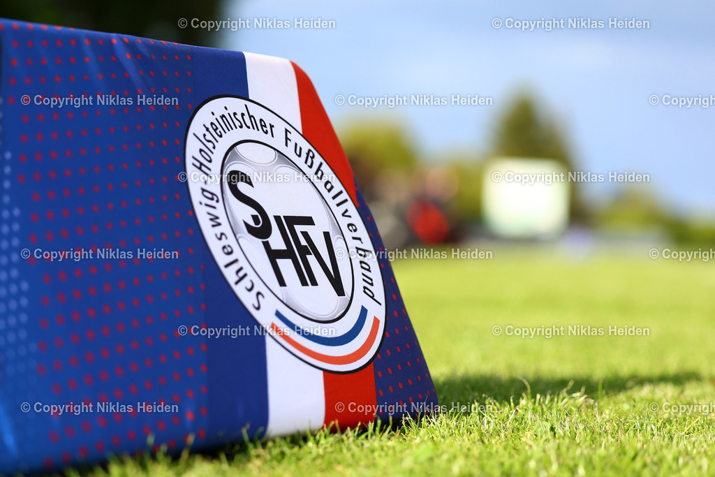 NH_JFVLübeckU19_HolsteinKielU19_SHFVLandespokal_14052026 | Aufsteller des Schleswig-Holsteinischer Fußball-Verbandes. Fußball I Junioren I SHFV-Landespokal (A-Junioren) I Saison 2025-2026 I Finale I JFV Lübeck U19 - Holstein Kiel U19 I 14.05.2026 I Uwe-Seeler-Fußball-Park