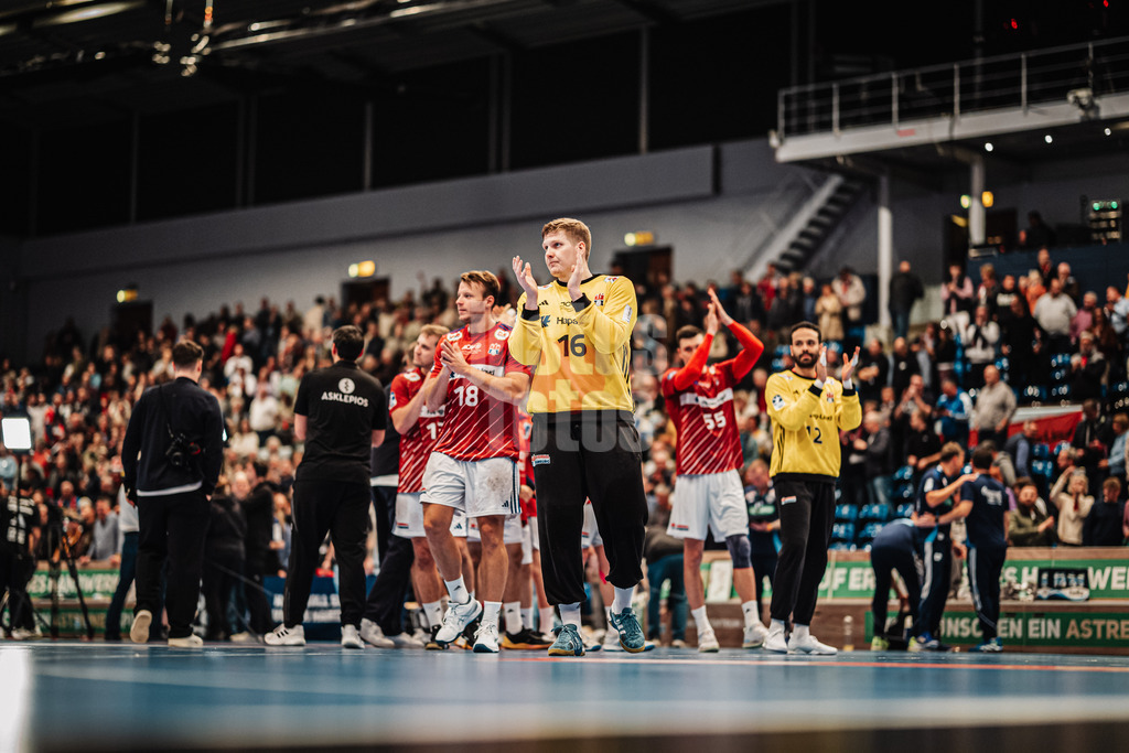 Handball | Männer | Saison 2024/2025 | DAIKIN Handball-Bundesliga | 8. Spieltag || Handball Sport Verein Hamburg vs. TSV Hannover-Burgdorf | 24.10.2024 | Robin Haug (#16, Handball Sport Verein Hamburg) applaudiert dem Publikum