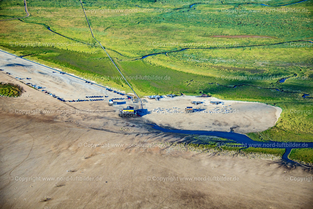 St. Peter-Ording_Gaststätte_Salt_Silver_Am_Meer_ELS_3525060822 | SANKT PETER-ORDING 06.08.2022 Küsten- Landschaftund Gastätte" Salt Silver" und Strandparkplatz am Sandstrand im Ortsteil Böhl in Sankt Peter-Ording im Bundesland Schleswig-Holstein, Deutschland. Springtide überflutet Teile vom Böhler Strandparkplatz an den Salzwiesen. // Coastal landscape and beach parking lot on the sandy beach in the district Boehl in Sankt Peter-Ording in the state Schleswig-Holstein, Germany. Foto: Martin Elsen