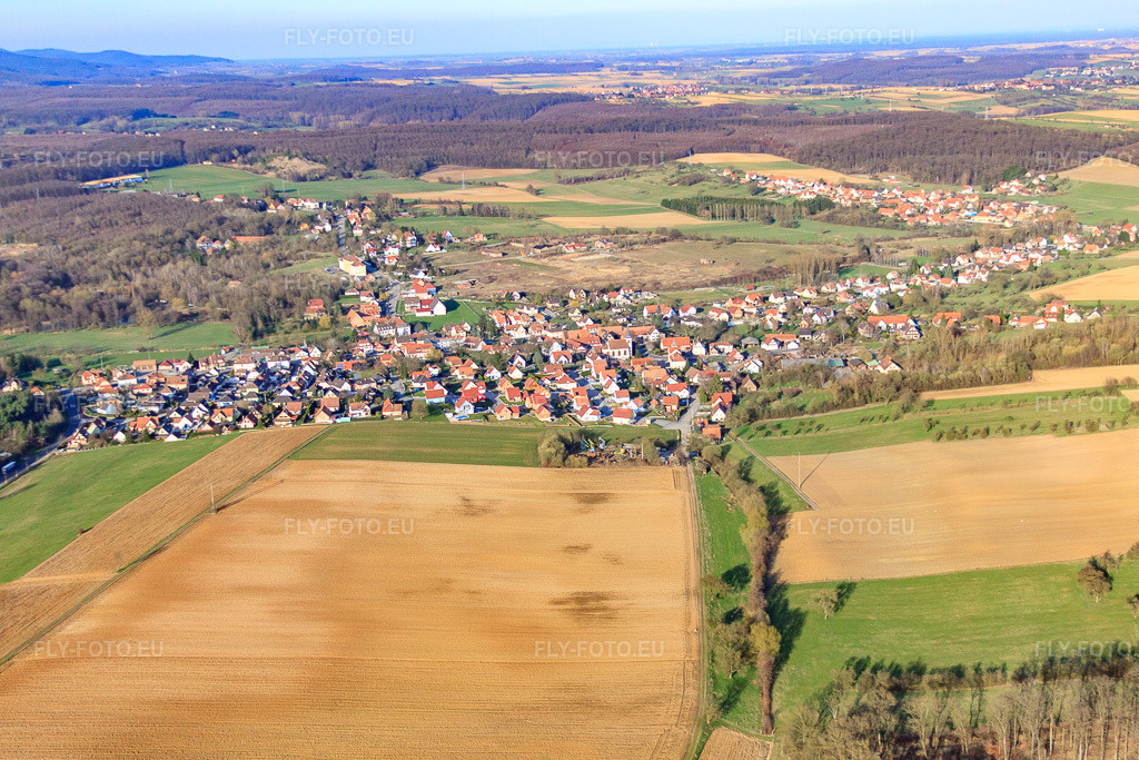 Vue aérienne: Vue de la ville depuis le sud-ouest à Merkwiller-Pechelbronn dans le département Bas Rhin, France – .Photo: IMG_38731.jpg prise le 20/03/2011 par Werner Riehm/FLY-FOTO.eu – Résolution de l'original: 4752 x 3168 px