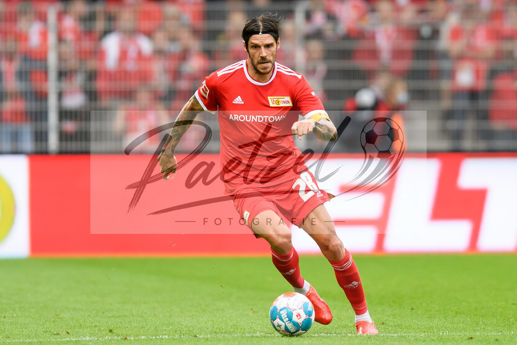 FCUBMG20210829_147 | Fussball, Herren: Christopher Trimmel (1.FC Union Berlin) in Aktion, am Ball, Einzelaktion beim Spiel der 1. Bundesliga zwischen 1. FC Union Berlin und Borussia Moenchengladbach im Stadion An der Alten Foersterei am 29.08.2021 in Berlin, Deutschland. - Realisiert mit Pictrs.com
