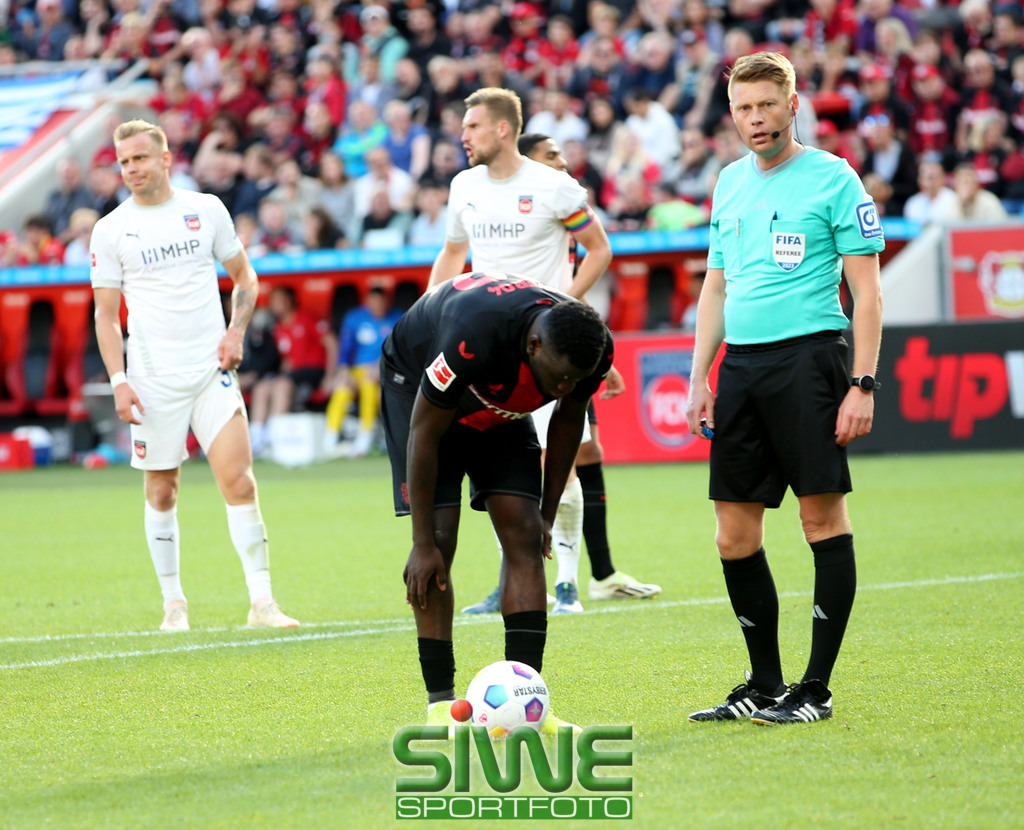 1.Fussball-Bundesliga  :    Bayer 04 Leverkusen--1.FC Heidenheim   5.Spltg. | 24.09.2023; Fussball; GER;  Saison 2023/2024 ; 1.Bundesliga;  5.Spieltag. : 
 Bayer 04 Leverkusen ---1.FC Heidenheim  :    Victor Boniface (22/B04)
legt sich den Ball zum Elfmeter bereit. Schiri  Chr. Dingert überwacht alles.
DFL REGULATIONS PROHIBIT ANY USE OF PHOTOGRAPHS AS IMAGE SEQENCES AND/OR QUASI-VIDEO. - Realisiert mit Pictrs.com