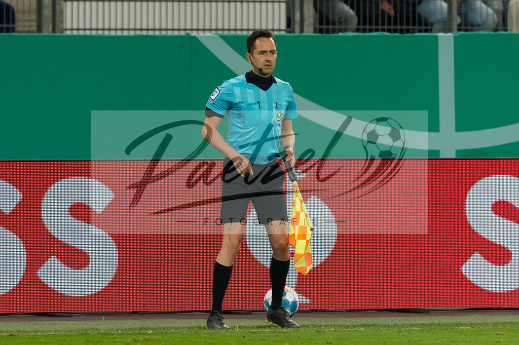 HSVSCF20220419_139 | Fussball, Herren: Referee assistent Markus Sinn schaut beim DFB-Pokal-Halbfinalspiel zwischen Hamburger SV und SC Freiburg im Volksparkstadion am 19.04.2022 in Hamburg, Deutschland.DFB / DFL REGULATIONS PROHIBIT ANY USE OF PHOTOGRAPHS AS IMAGE SEQUENCES AND/OR QUASI-VIDEO. - Realisiert mit Pictrs.com