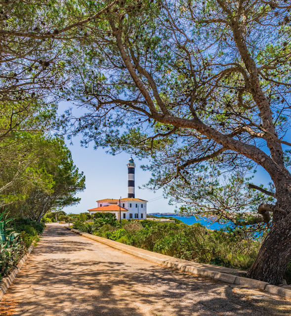 Idyllic view of the lighthouse of Portocolom on Majorca island, Spain | Beautiful view of the lighthouse in Porto Colom, Mallorca Spain, Balearic islands - Realisiert mit Pictrs.com