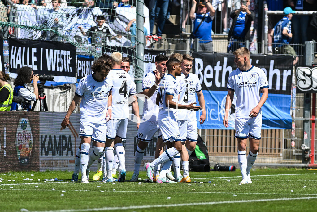 SpVgg Unterhaching - Arminia Bielefeld | Jubel der Gaeste nach dem Treffer zum 0-2 durch Marius WOERL (Arminia Bielefeld 38) / Tor / Torschuetze / Freude / Happy / 3. Liga: SpVgg Unterhaching - Arminia Bielefeld, Uhlsport Park am 11.05.2025
