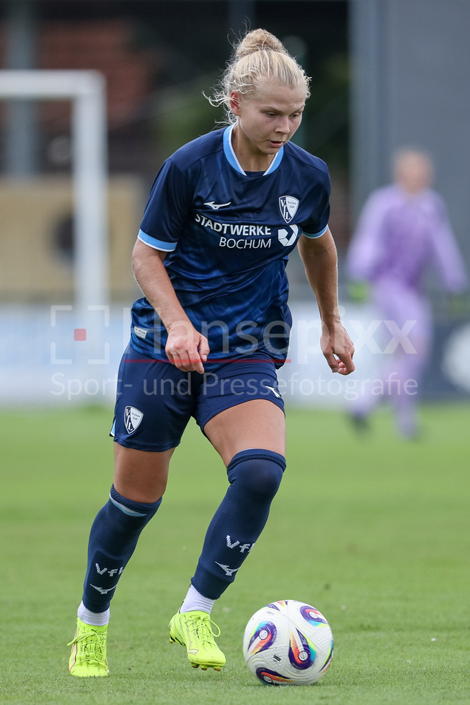 Fussball, Testspiel Frauen, SV Meppen - VfL Bochum | Fiona Gaißer (VfL Bochum, 19) am Ball, Einzelbild, Ganzkörper, Aktion, Action, Spielszene