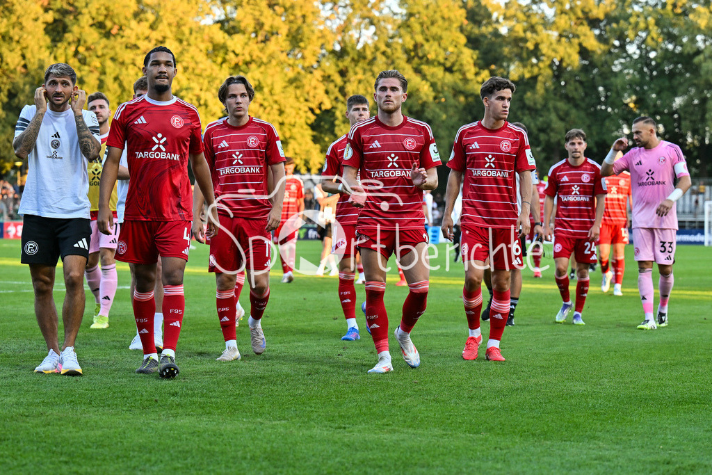 1. FC Schweinfurt 05 - Fortuna Düsseldorf | Die Spieler der Fortuna feiern zusammen mit den Fans den Pokalsieg in Schweinfurt / DFB-Pokal: 1. FC Schweinfurt 05 - Fortuna Düsseldorf; Riedel-Bau Arena am 18.08.2025 /