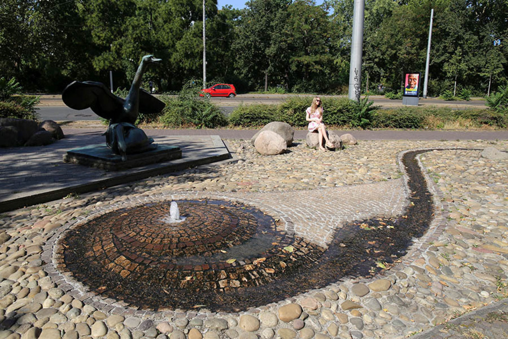 Schwanen-Brunnen | Entdecke über 20 Kategorien Leipzig-Motive: Foto-Downloads, hochwertige Poster, Leinwand- & Fine-Art-Prints. Jetzt Lieblingsfoto im Bildlexikon Leipzig Shop bestellen!