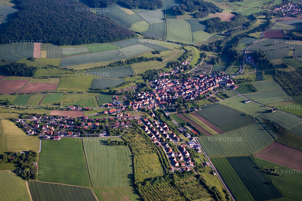 Luftbild: Ortsansicht im Ortsteil Unteraltertheim in Altertheim im Bundesland Bayern in Deutschland. Foto: IMG_66238.jpg vom 30.05.2014 durch Werner Riehm/FLY-FOTO.de