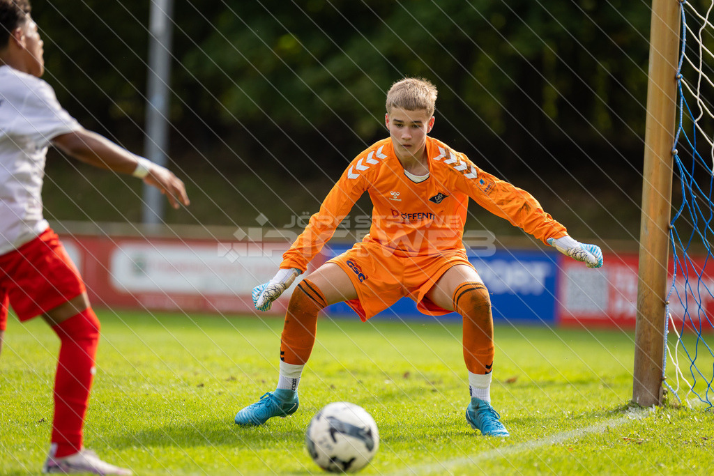 20250920_Picselweb-Fotografie_1R3_1577 | JFV D/A &amp; Stade - VfB Oldenburg0:1 VfB no70:2 VfB no70:3 VfB JFV Eigentor0:4 VfB no70:5 VfB no71:5 JFV no3 Jaric Jimenez-Voss2:5 JFV no9 Janko Sylvester3:5 JFV no16 Damian Elias Mihro Burekovic - Realisiert mit Pictrs.com