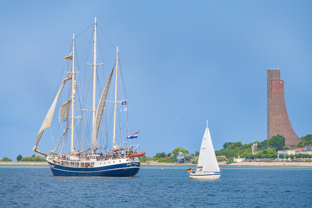 Pedro Doncker Segelschiff | Während der Kieler Woche passiert die ehemalige Pedro Doncker auf der Kieler Förde das Marineehrenmal in Laboe. Das 42 Meter lange Schiff wurde 1974 in den Niederlanden gebaut, der letzte Umbau zur Barkentine fand 2008 statt. — Auflösung des Originals: 7200 x 4800 px. - Realisiert mit Pictrs.com