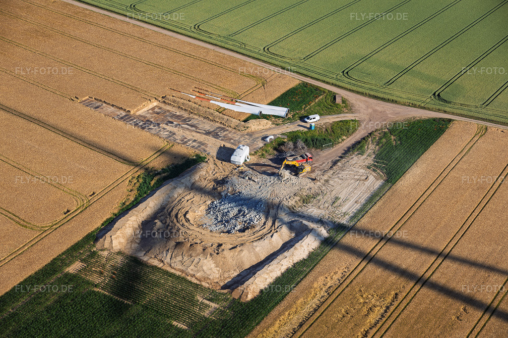 Luftbild: Abriss und Zerlegen der vier Altanlagen (GE 1.5) aus 2004 nach Repowering des Windpark Minfeld. in Minfeld im Bundesland Rheinland-Pfalz in Deutschland. – Foto: IMG_157704.jpg vom 19.06.2026 durch Werner Riehm/FLY-FOTO.de – Auflösung des Originals: 6000 x 4000 px – JUWI Windparks - JUWI