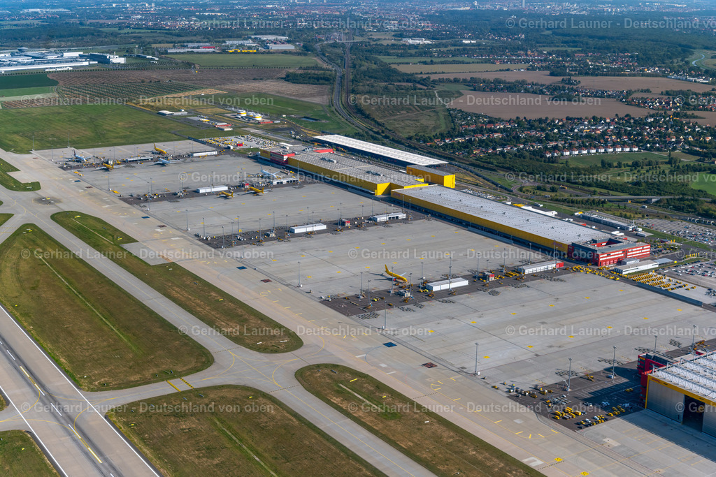 4040052 | SCHKEUDITZ 14.09.2020 Abstellflächen, Vorfeld und Logistikflächen an den Abfertigungs- Gebäuden und Frachtterminals auf dem Gelände des Luftfrachtdrehkreuz am Flughafen und DHL Hub an der Hermann-Köhl-Straße in Schkeuditz im Bundesland Sachsen, Deutschland. Weiterführende Informationen bei: DHL Hub Leipzig GmbH,  DHL Paket GmbH,  Deutsche Post AG,  OBERMEYER Project Management GmbH,  RKW Architektur +  Rhode Kellermann Wawrowsky GmbH. // Check-in buildings and cargo terminals on the grounds of the airport on DHL Hub in Schkeuditz in the state Saxony, Germany. Further information at: DHL Hub Leipzig GmbH,  DHL Paket GmbH,  Deutsche Post AG,  OBERMEYER Project Management GmbH,  RKW Architektur +  Rhode Kellermann Wawrowsky GmbH. Foto: Gerhard Launer