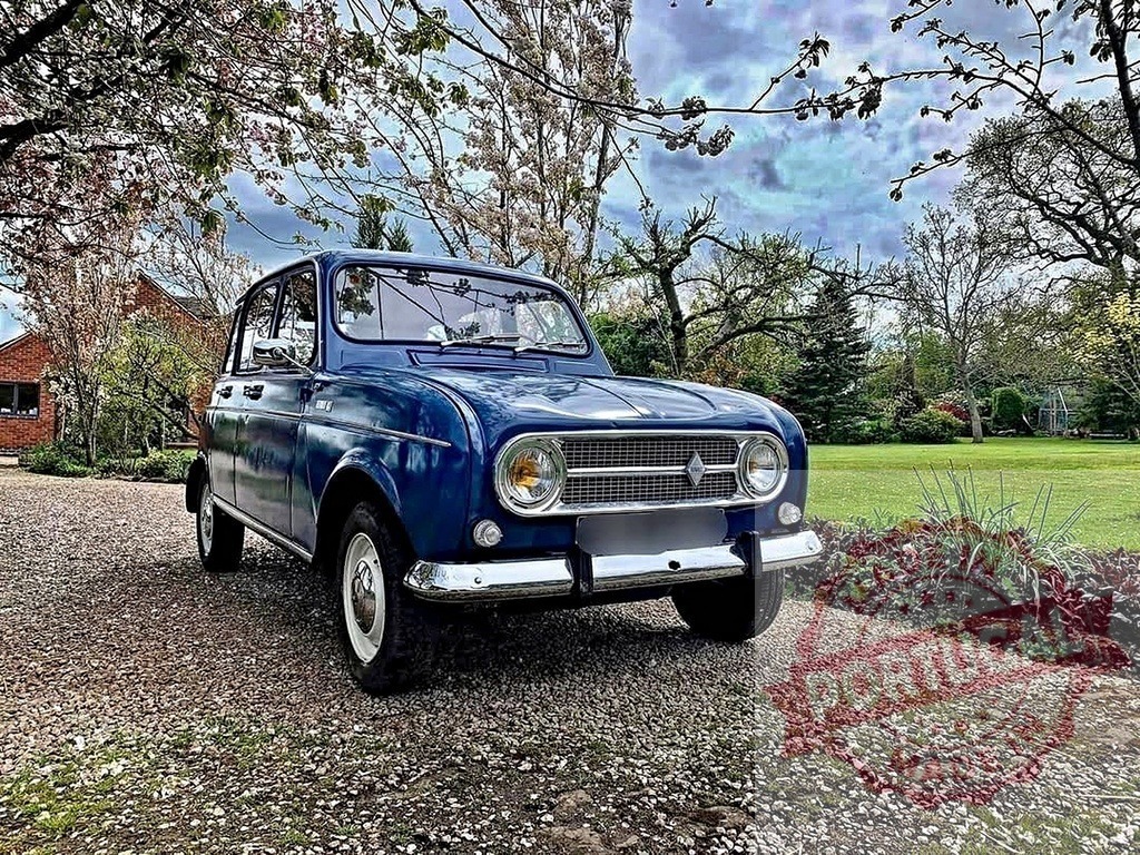 Blue Renault 4 classic car parked on gravel driveway | Blue Renault 4 vintage hatchback car parked on a gravel driveway in a spring garden - Realisiert mit Pictrs.com