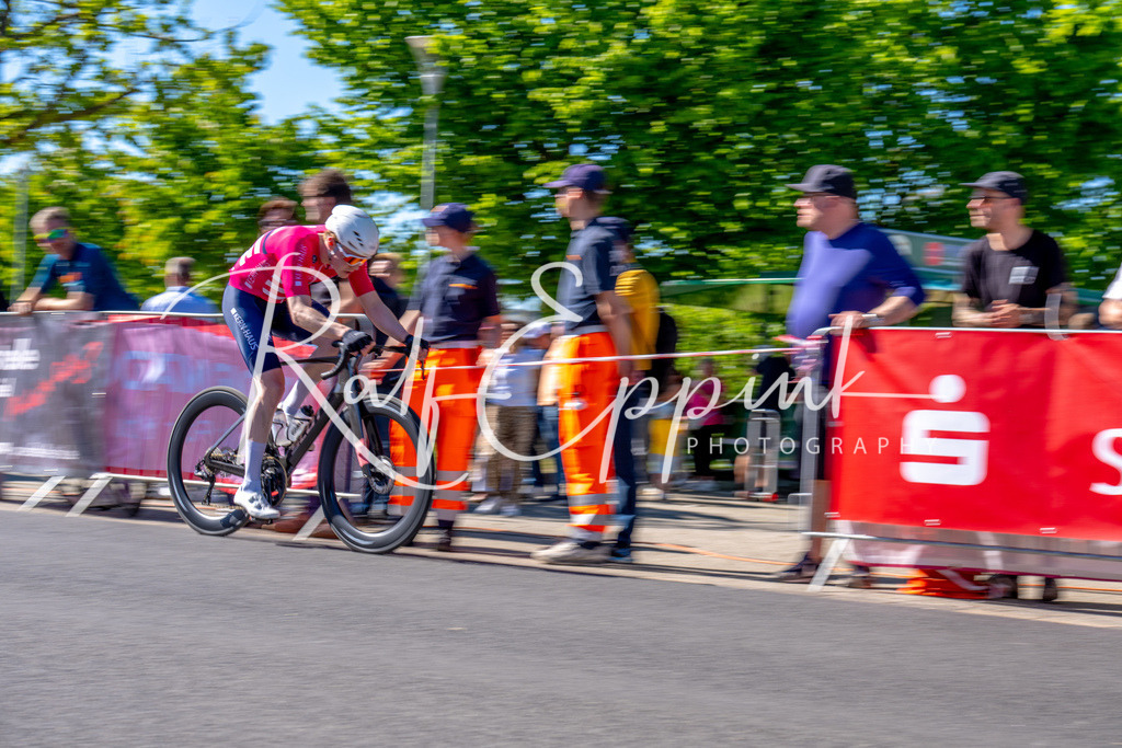 Spurt in den Mai 2026 - Großer Preis der Sparkasse Neuss | Annual one-day road cycling race "Großer Preis der Sparkasse Neuss" held in Büttgen, Germany, organized by VfR Büttgen 1912 e.V. The event features multiple races across all age categories from U11 youth to Elite men. - Realisiert mit Pictrs.com