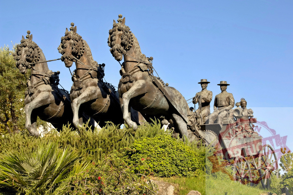 Bronze monument depicting horse carriage and traditional Jerez costumes. Espana - Cadiz | Bronze sculpture showing horse-drawn carriage with people in traditional Andalusian dress against blue sky - Realisiert mit Pictrs.com