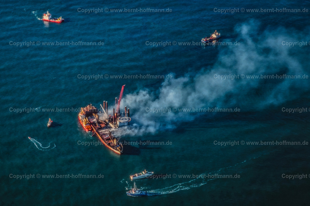 PLBDD_Pallas-1998_01_120x80 | LUFTBILD. Brennender Holzfrachter " PALLAS " in der Nordsee. __ Seitenverhältnis = 3 zu 2. __ Das Foto ist die Reproduktion von einem Farbdia. - Realisiert mit Pictrs.com