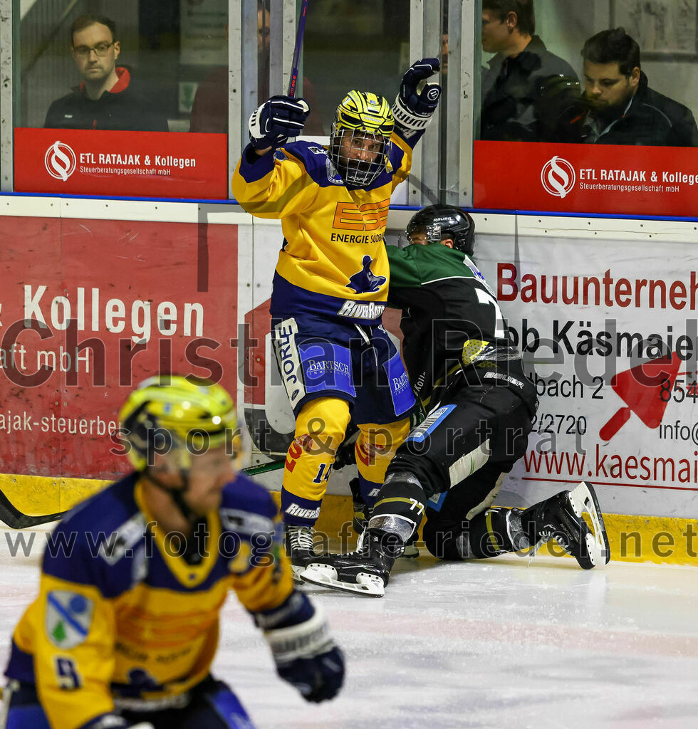 2022-10-30_109_TSV_Erding_gegen_ESC_Riverrats_Geretsried | Erding, Deutschland, 30.10.2022:
Eishockey, Bayernliga 2022 / 2023, 9. Spieltag, TSV Erding gegen ESC Riverrats Geretsried, Endergebnis: 3:5

Benedikt May (ESC Riverrats Geretsried, #14), Philipp Michl (Erding Gladiators, #77)

Foto: Christian Riedel / fotografie-riedel.net