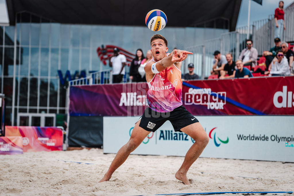 Beachvolleyball | Männer | German Beach Tour 2024 | Tourstop Bremen | 06.06.2024 | Luis Kubo spielt den Ball
