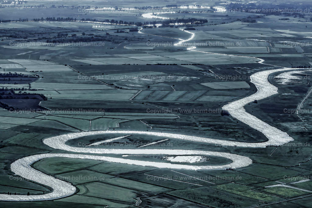 PLB_9163z_SH-Fluesse_Farbvaria1_90x60 | Luftbild, Flug über dem Naturschutzgebiet " Alte Sorge-Schleife " im Binnenland von Schleswig-Holstein. Blick in südwestliche Richtung über Wälder und Felder.

Bildanmutung - Farbvariation. - Realisiert mit Pictrs.com