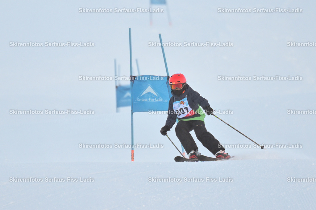 SRF_25.12.2025_0025 | Skirennfotos,Serfaus,Fiss,Ladis,Kinderskirennen,Winter,Tirol,Oberland,skirace,SFL,feelfree,weil wir's genießen,ski,Ski,skifahren,Sonnenplateau, - Realisiert mit Pictrs.com
