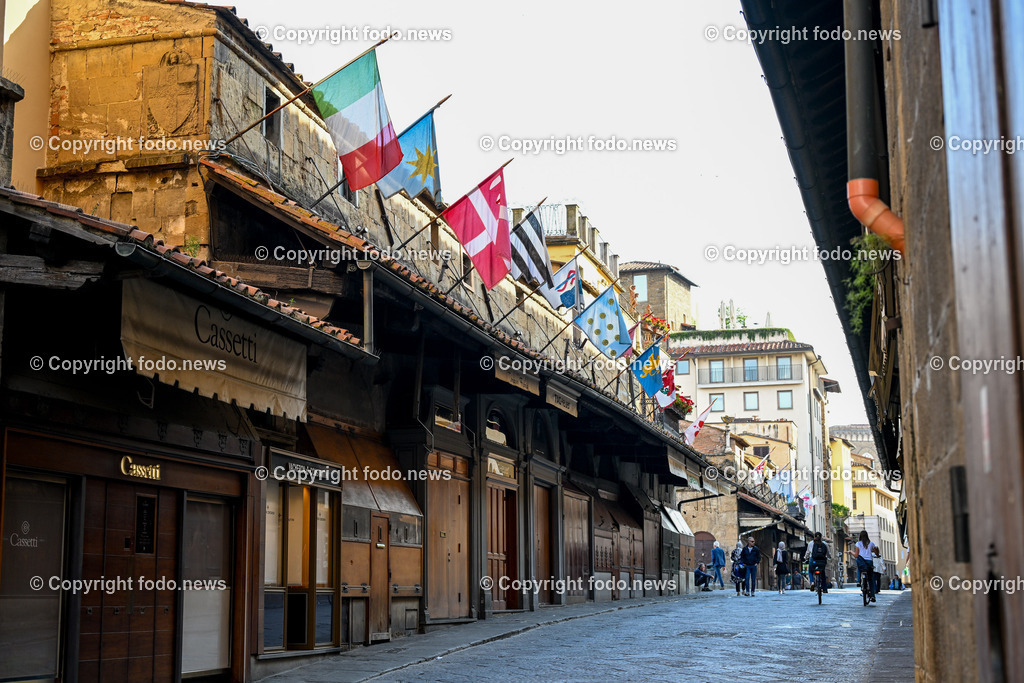Italien_ Toscana_ Florenz_ 30.05.2024-2 | 30.05.2024, Italien, ITA, Toskana, Florenz im Bild Stadtansichten, Gebäude, Architektur, Touristen, Historisch, Souvenir, Altstadt, Museum, Statuen, Skulpturen, Piazza della Signoria, Statue David, Palazzo Vecchio, Neptunbrunnen, Piazza della Repubblica, Ponte Vecchio, Brücke, Uffizien, Kathedrale Santa Maria del Fiore, Arno, Fluß


Florenz, Firenze, ist eine italienische Großstadt. Nach Einwohnern ist sie die achtgrößte Stadt Italiens. Florenz ist die Hauptstadt sowie größte Stadt der Region Toskana und der Metropolitanstadt Florenz, in der etwa eine Million Menschen leben. Florenz ist für seine Geschichte berühmt. Leonardo da Vinci verbrachte große Teile seiner Jugend in Florenz, Michelangelo fand Unterschlupf in der Kirche der Medici, Galileo Galilei wohnte als Hofmathematiker in den Palästen der Medici. Von 1865 bis 1871 war die Stadt die Hauptstadt des neu gegründeten Königreichs Italien. Das historische Zentrum von Florenz zieht Jahr für Jahr Millionen von Touristen an. Die historische Innenstadt wurde von der UNESCO im Jahre 1982 zum Weltkulturerbe erklärt. 
Quelle: Wikipedia
