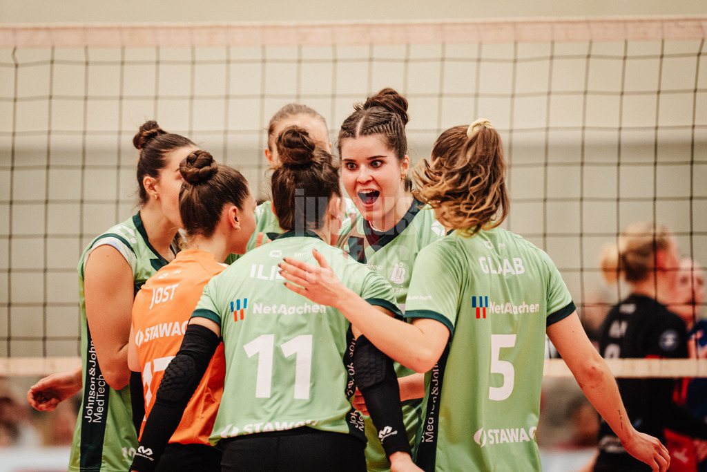 Volleyball | Frauen | Saison 2025/2026 | Volleyball Bundesliga | ETV Hamburger Volksbank Volleys vs. Ladies in Black Aachen | 29.10.2025 | Aachen jubelt, in der Mitte Celine Jebens (#1, Ladies in Black Aachen)